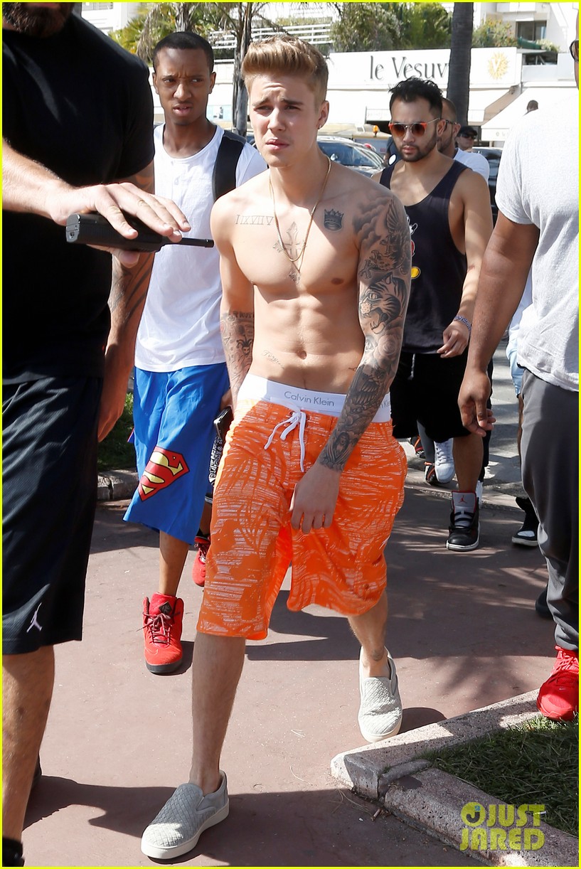 justin bieber continues going shirtless cannes 16