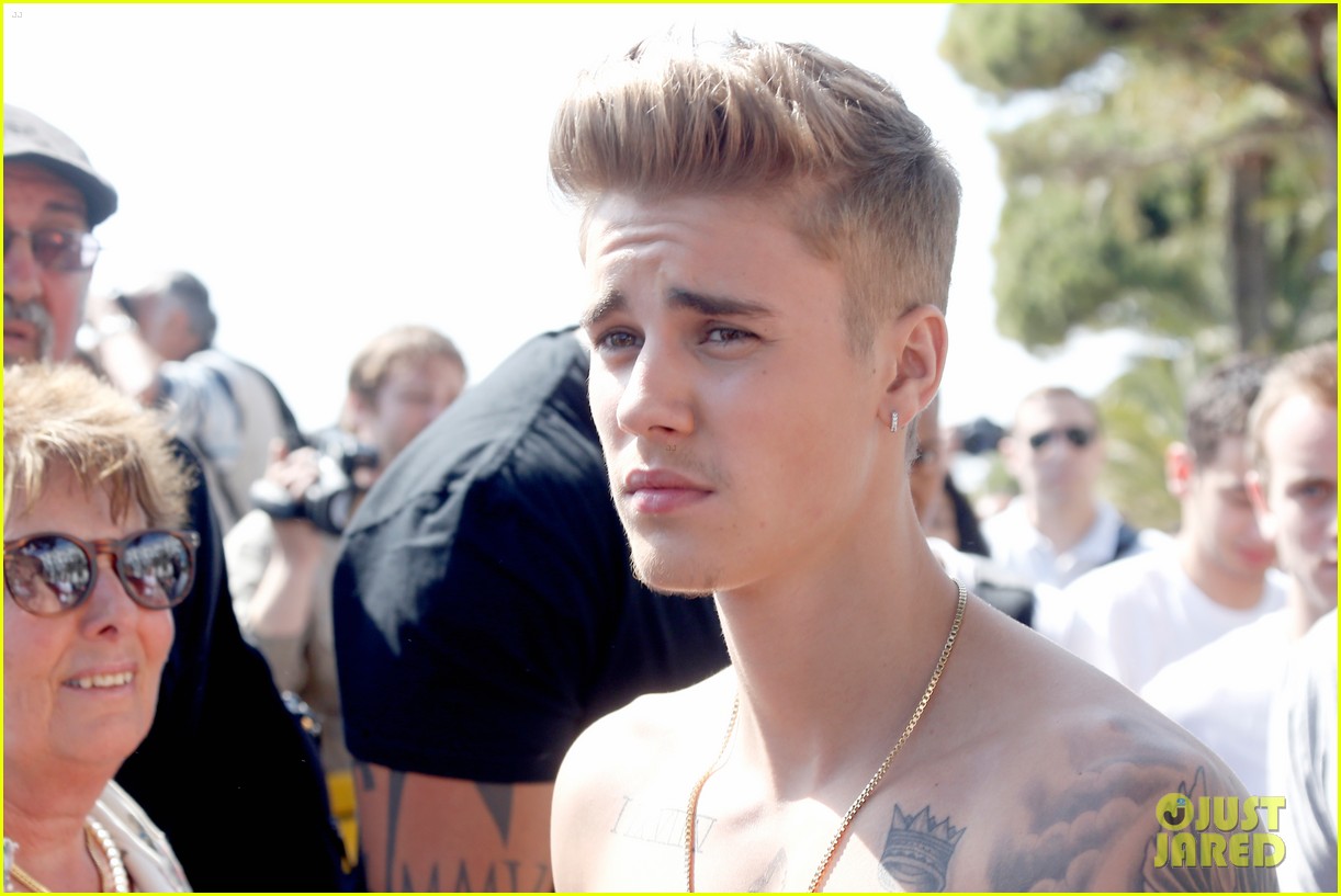 justin bieber continues going shirtless cannes 17