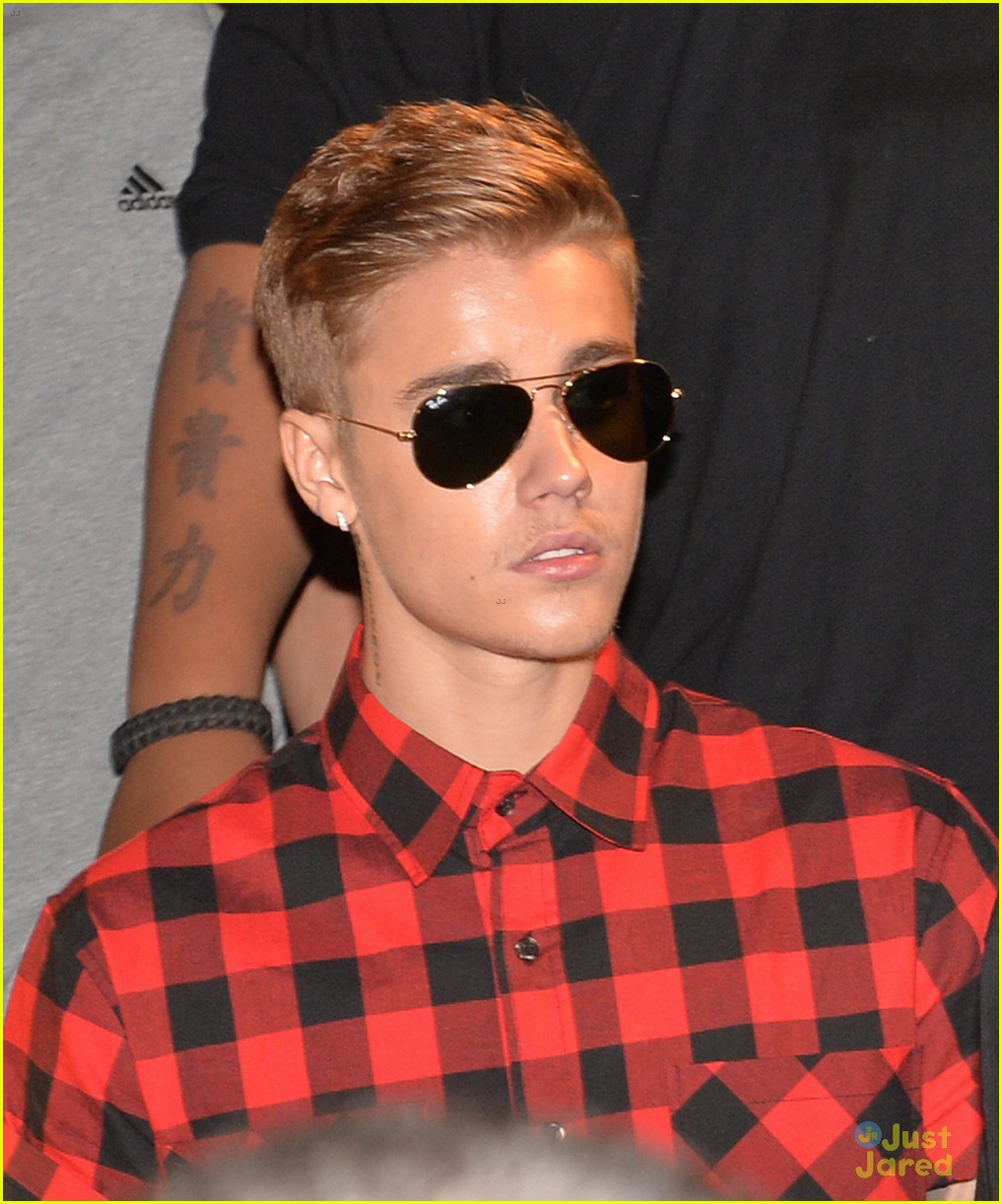 justin bieber gets shirtless while partying in cannes 01