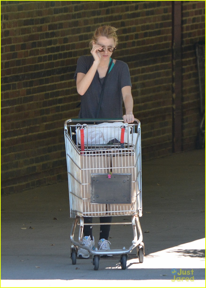 blake lively comfortable grocery shopping dogs 04