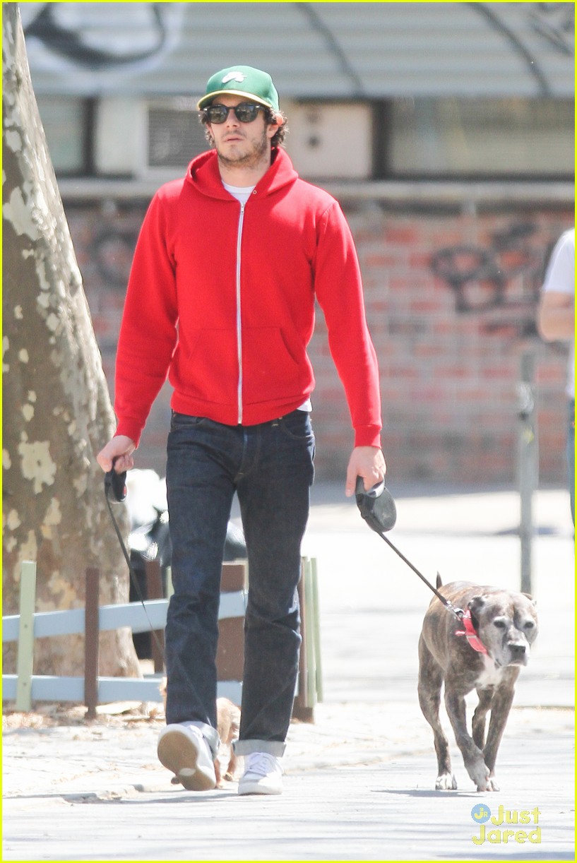 adam brody makes a coffee run for two03