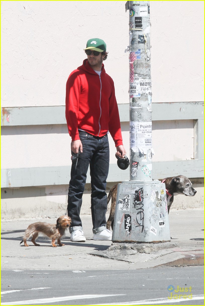 adam brody makes a coffee run for two04
