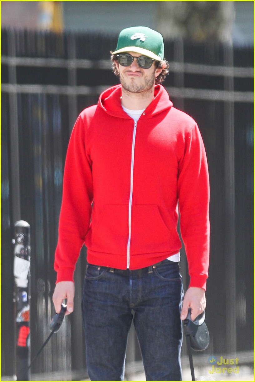 adam brody makes a coffee run for two19