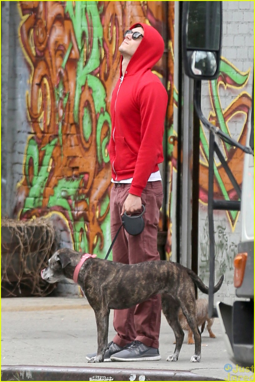 adam brody does doggy duty while wife leighton meester is on broadway02
