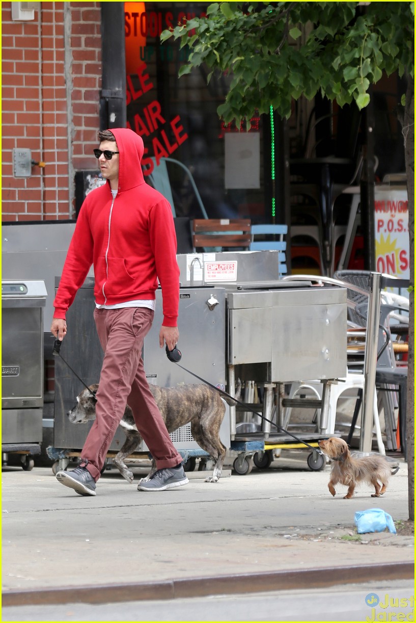 adam brody does doggy duty while wife leighton meester is on broadway07