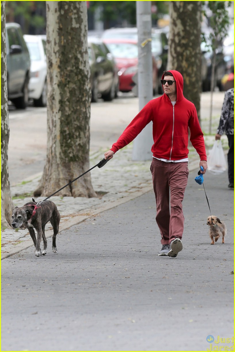 adam brody does doggy duty while wife leighton meester is on broadway12