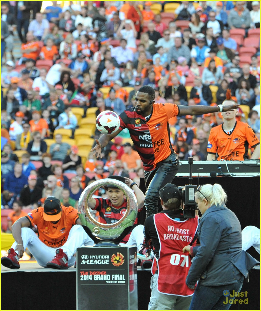 jason derulo jumps around at the australian football a league grand final05