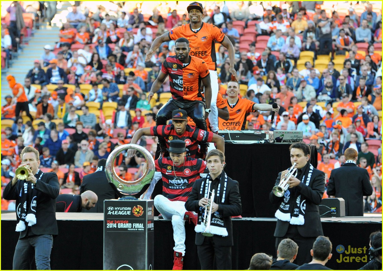 jason derulo jumps around at the australian football a league grand final08