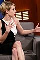emma roberts shorter hair late night with seth meyers 04
