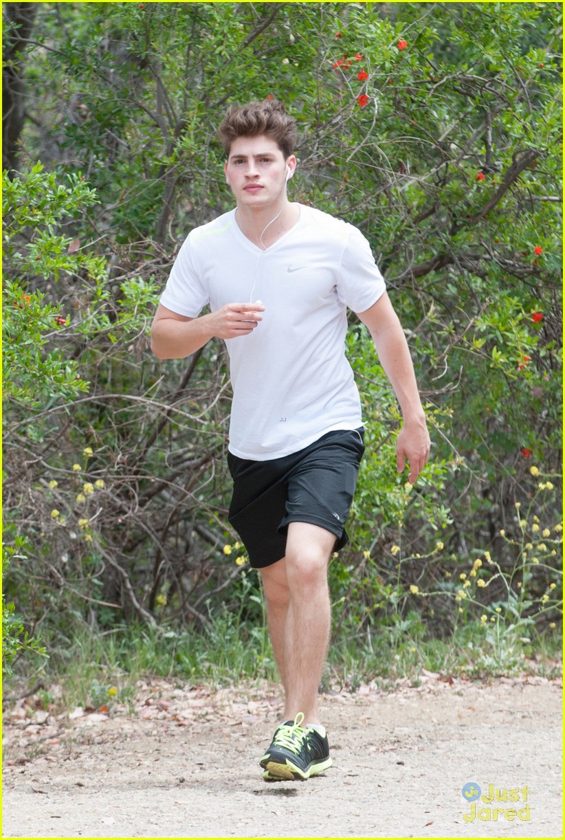gregg sulkin keeps american accent between takes 03