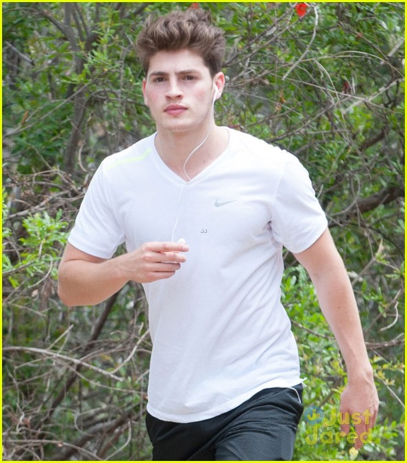 gregg sulkin keeps american accent between takes 04
