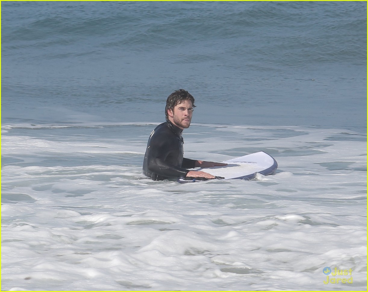 liam hemsworth surfs the waves with his brother luke03