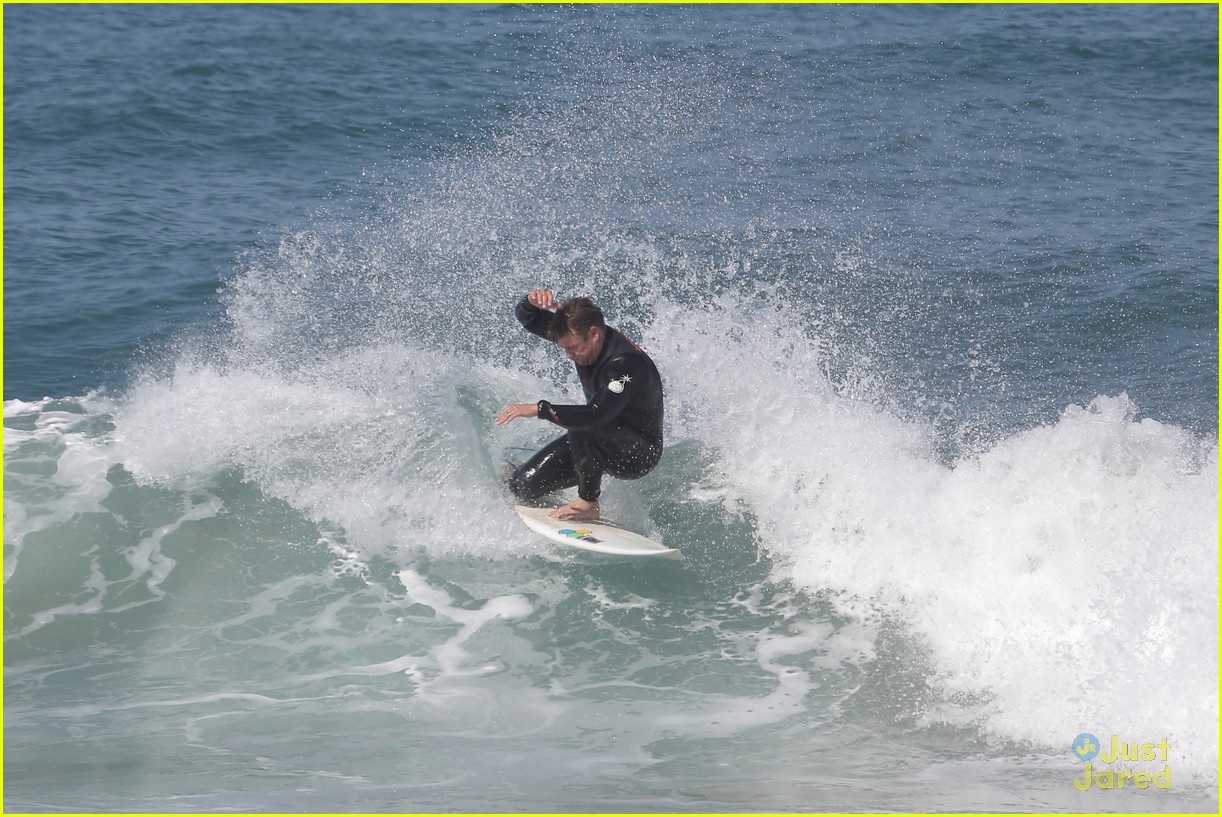 liam hemsworth surfs the waves with his brother luke05