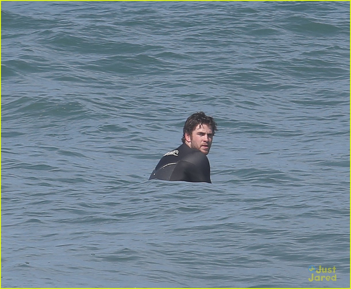 liam hemsworth surfs the waves with his brother luke06