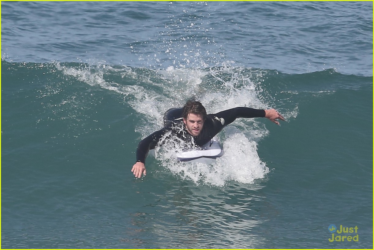 liam hemsworth surfs the waves with his brother luke14