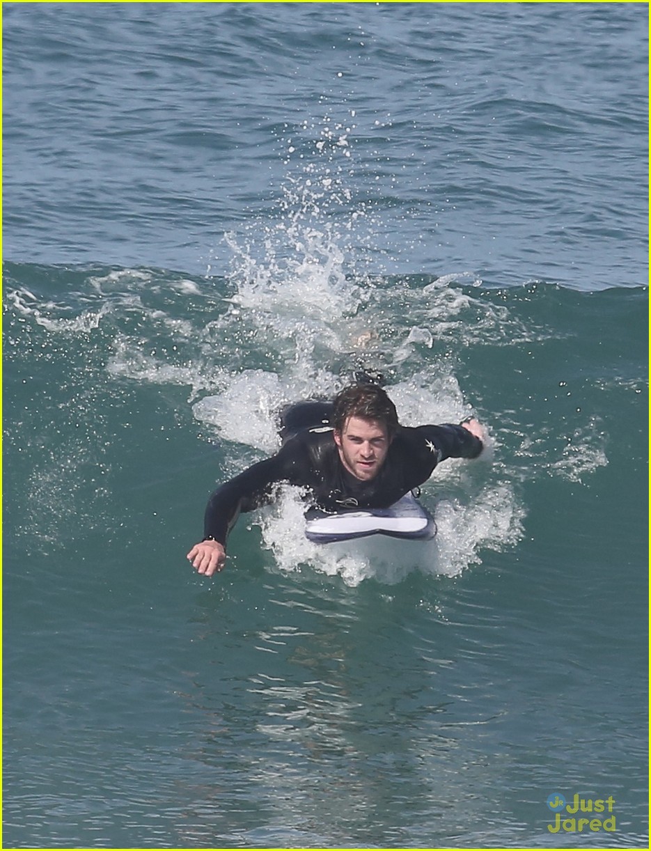 liam hemsworth surfs the waves with his brother luke17