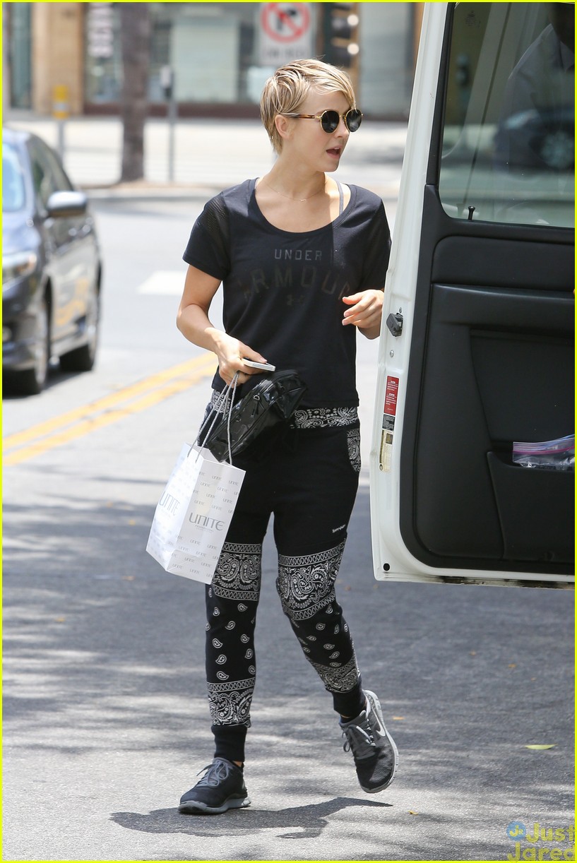 julianne hough finishes up 12 hour rehearsal with her brother derek02
