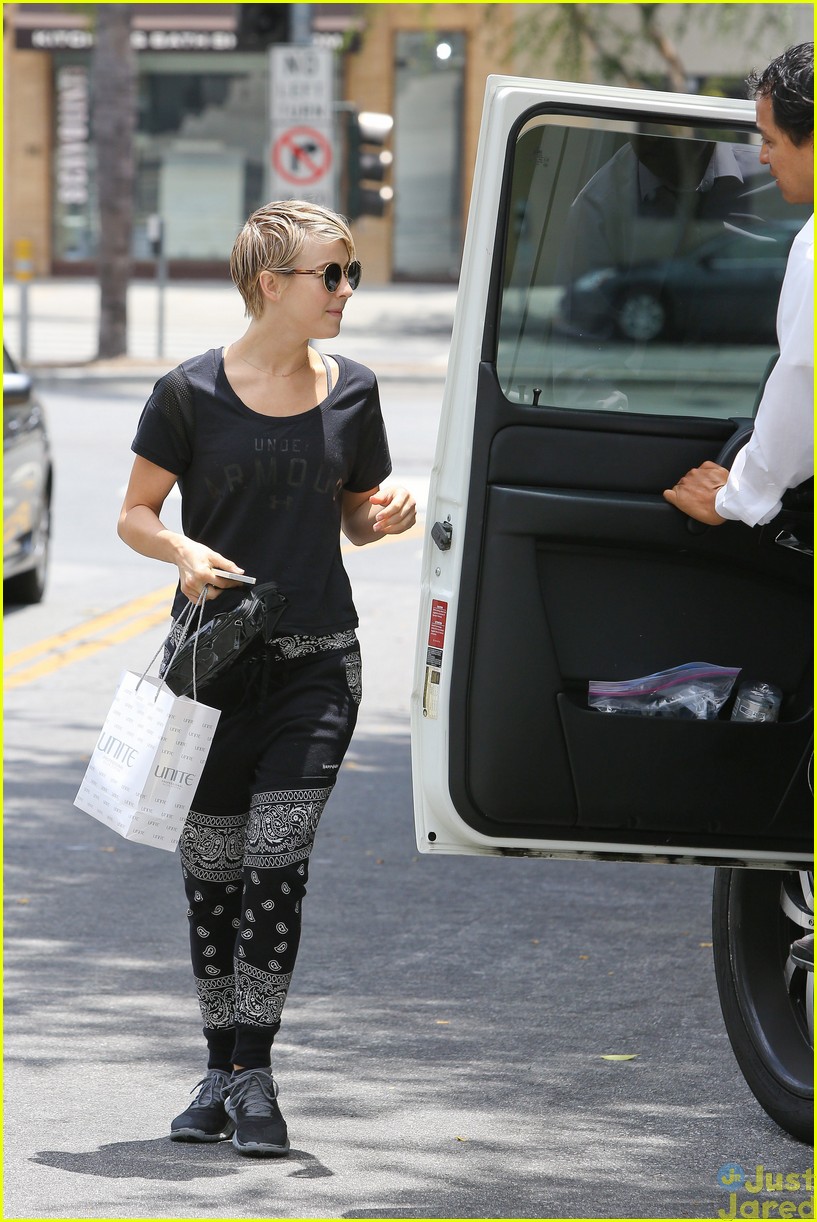 julianne hough finishes up 12 hour rehearsal with her brother derek35