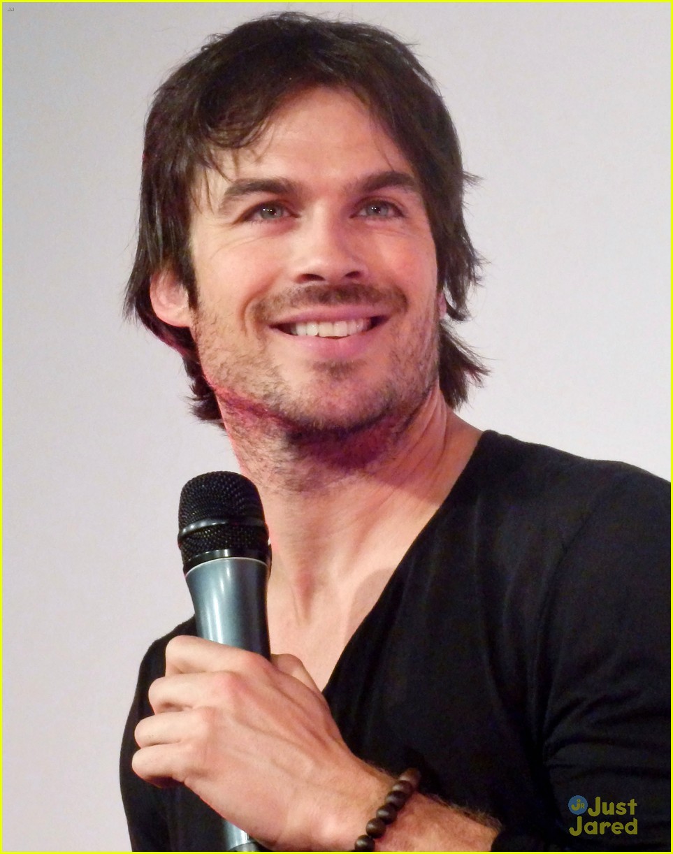 ian somerhalder entertains crowd another day of bloody con 01