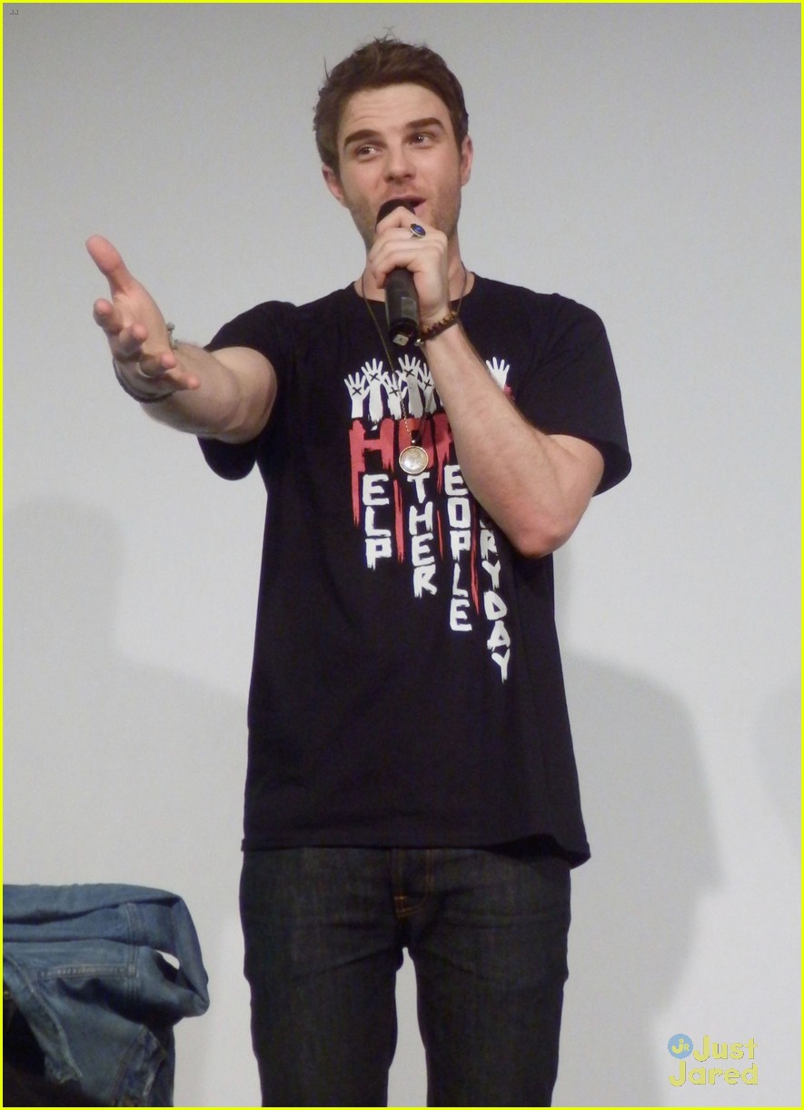 ian somerhalder entertains crowd another day of bloody con 04
