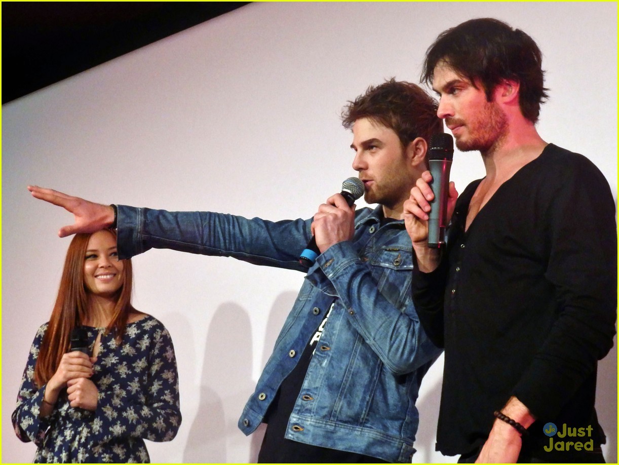 ian somerhalder entertains crowd another day of bloody con 16