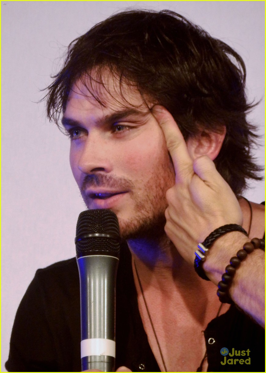 ian somerhalder entertains crowd another day of bloody con 18