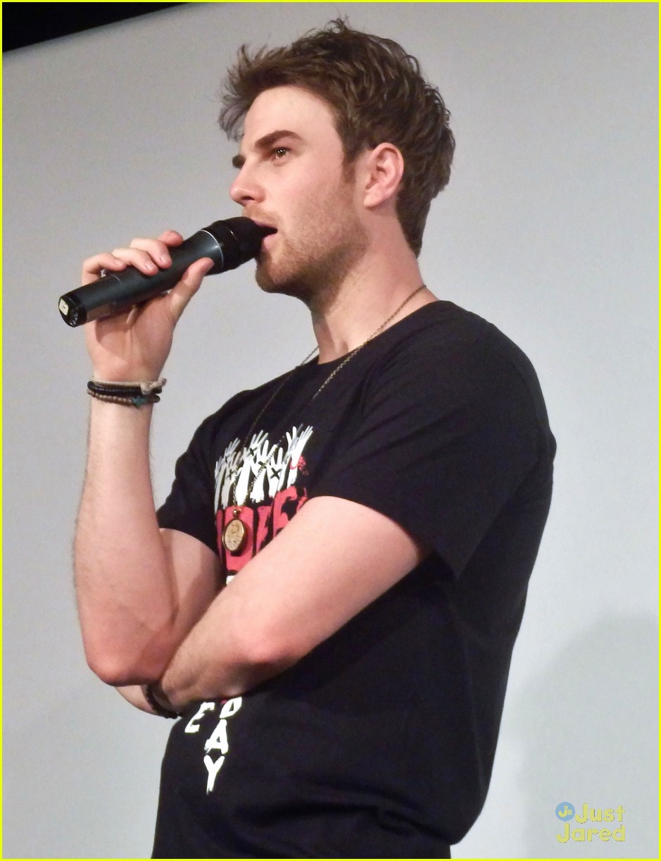 ian somerhalder entertains crowd another day of bloody con 24