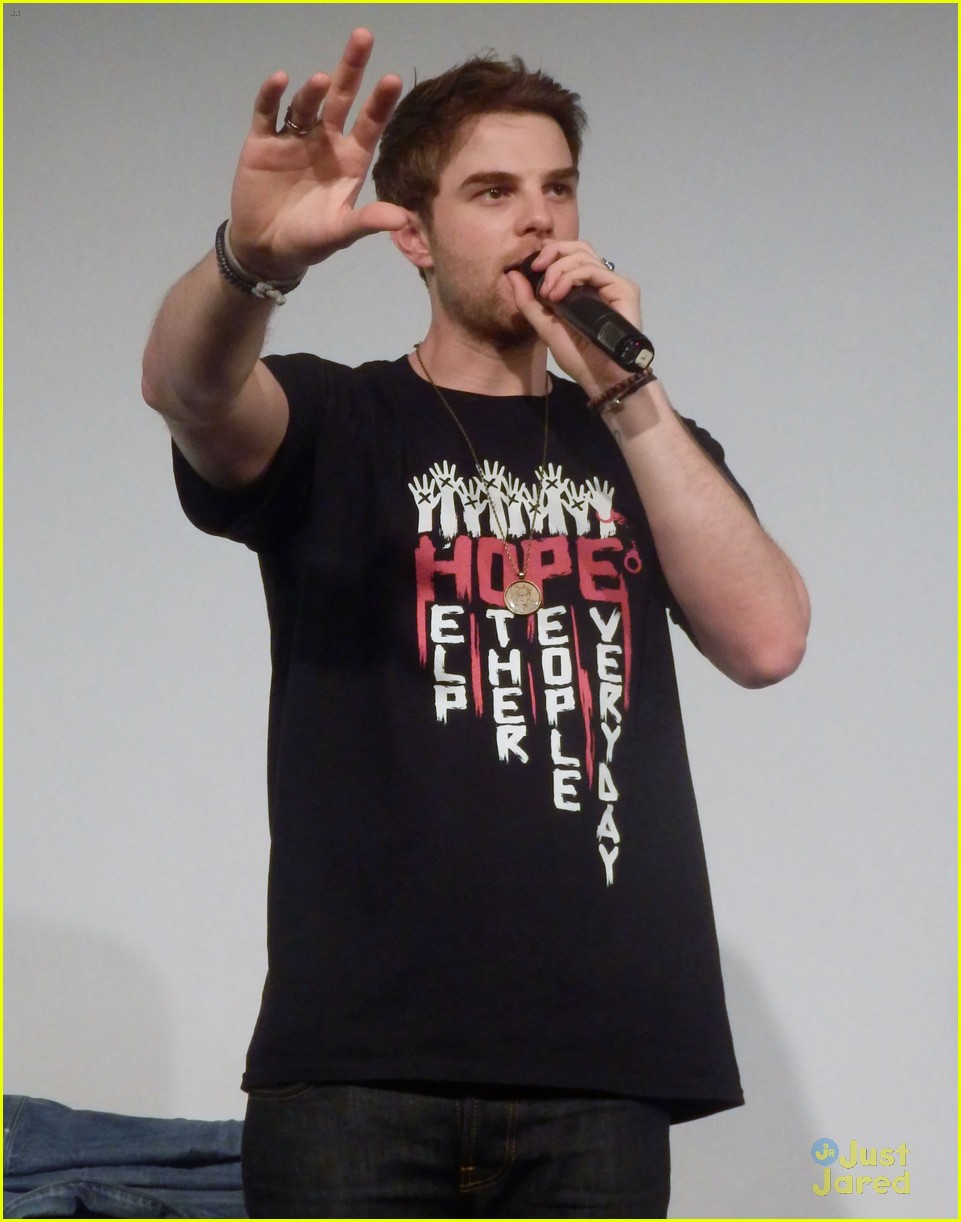 ian somerhalder entertains crowd another day of bloody con 26