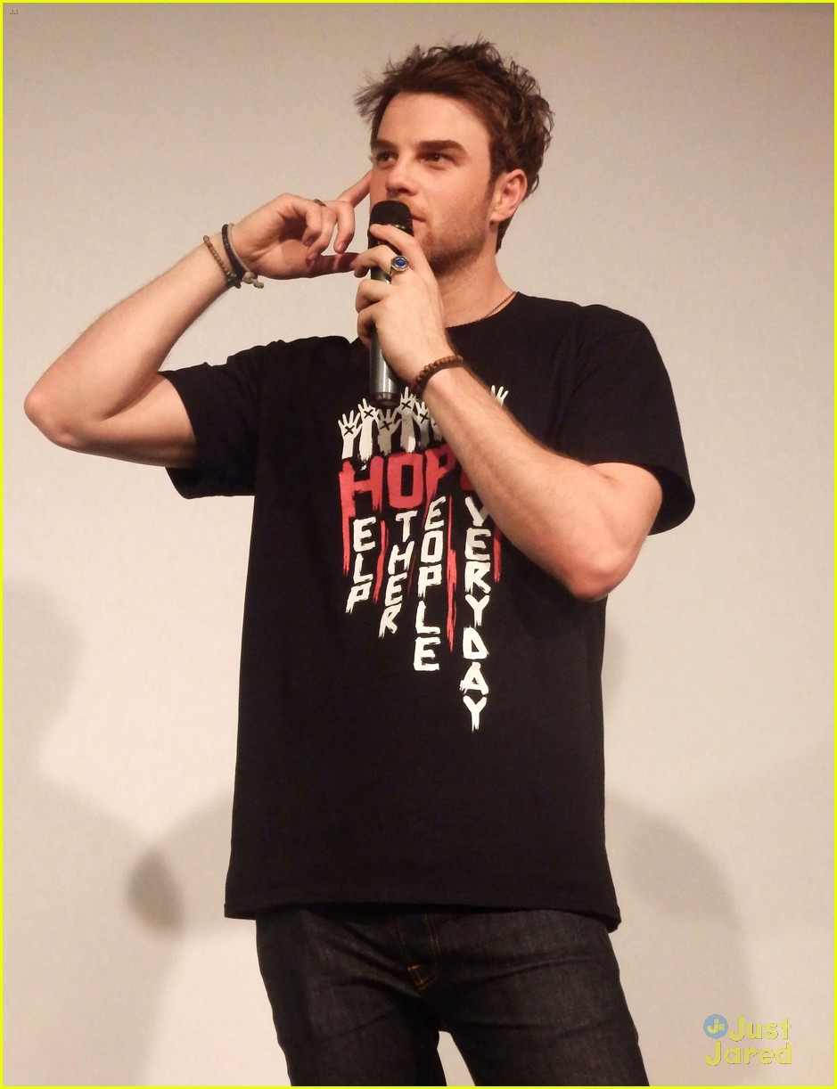 ian somerhalder entertains crowd another day of bloody con 27