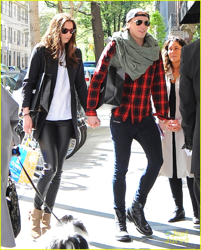jamie campbell bower matilda hold hands nyc 01