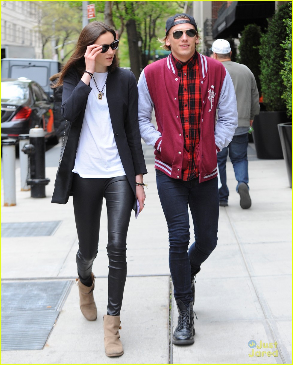 jamie campbell bower matilda hold hands nyc 02
