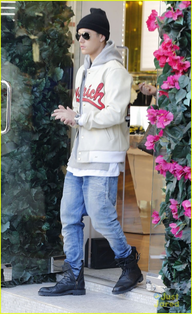 justin bieber attracts a mob of fans while out shopping 01