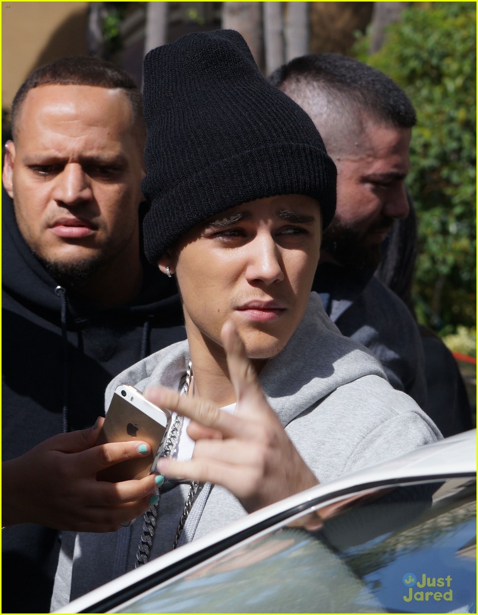 justin bieber attracts a mob of fans while out shopping 02