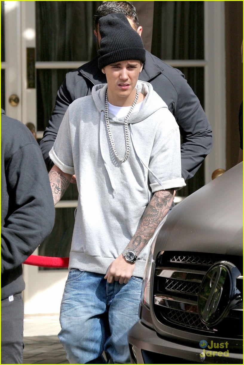 justin bieber attracts a mob of fans while out shopping 04