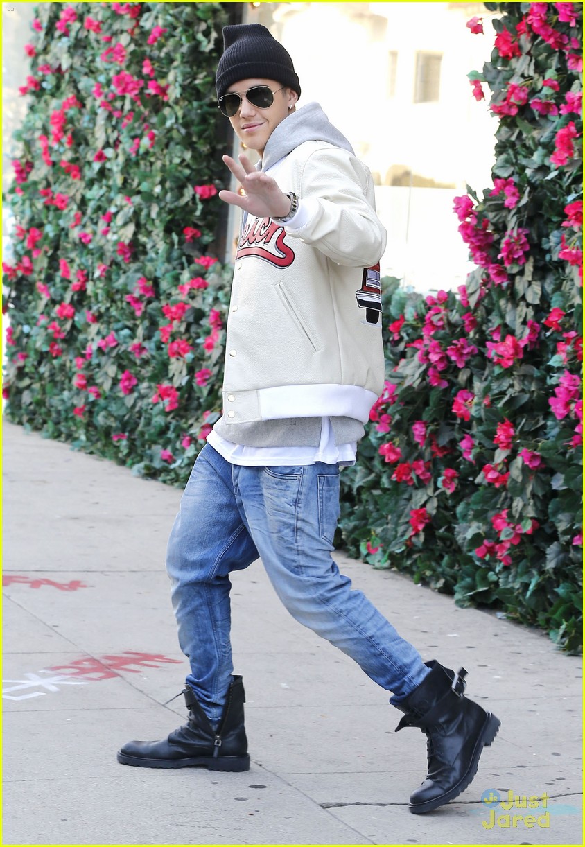 justin bieber attracts a mob of fans while out shopping 05
