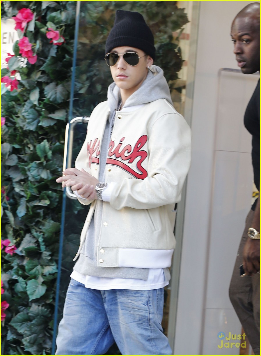 justin bieber attracts a mob of fans while out shopping 08