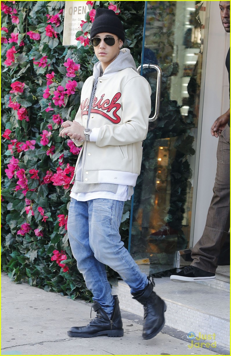justin bieber attracts a mob of fans while out shopping 09