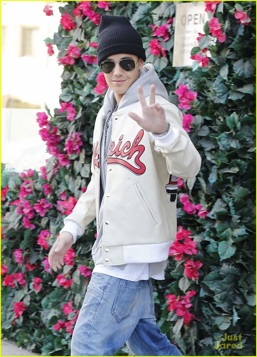 justin bieber attracts a mob of fans while out shopping 11