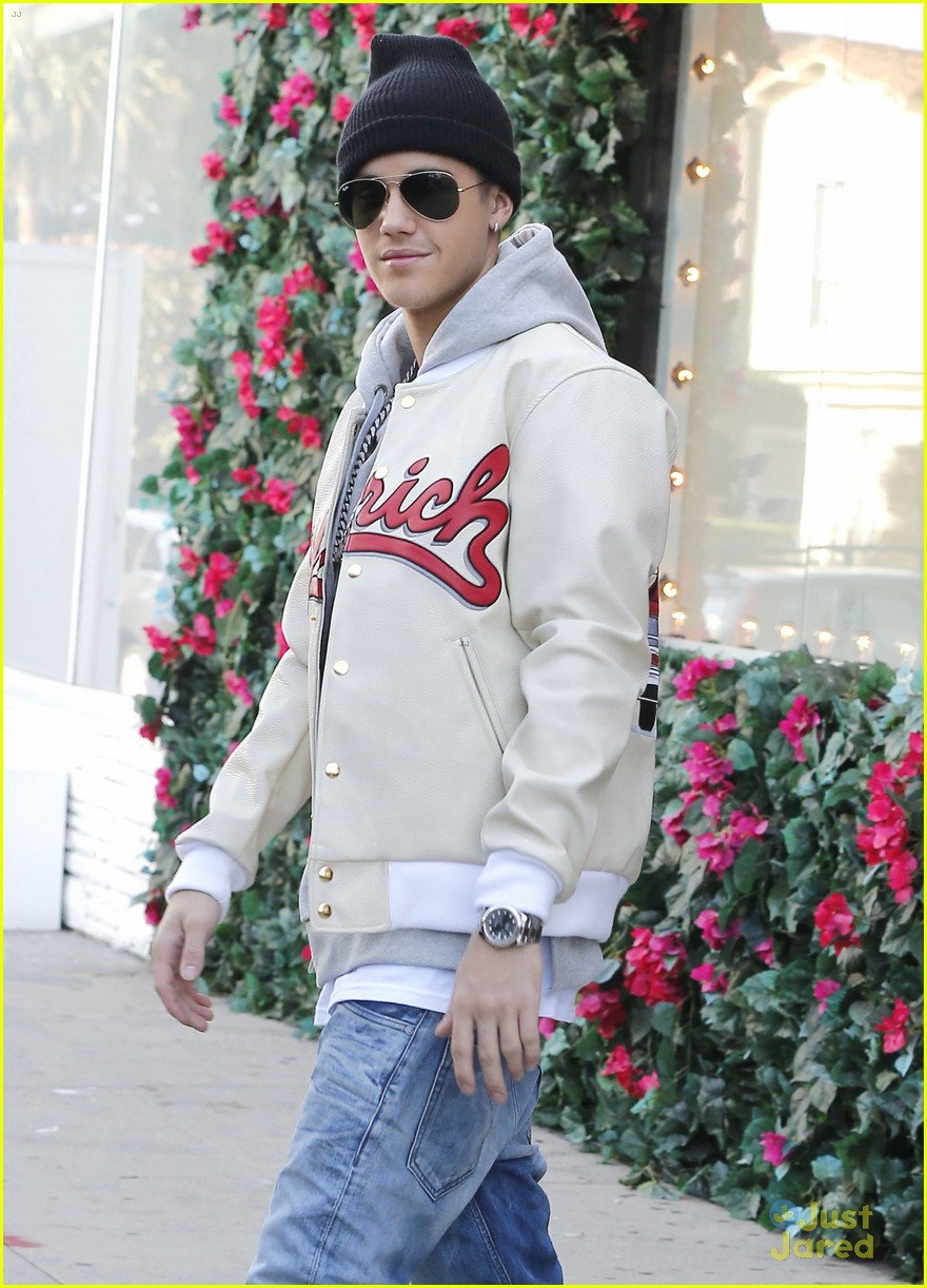 justin bieber attracts a mob of fans while out shopping 14