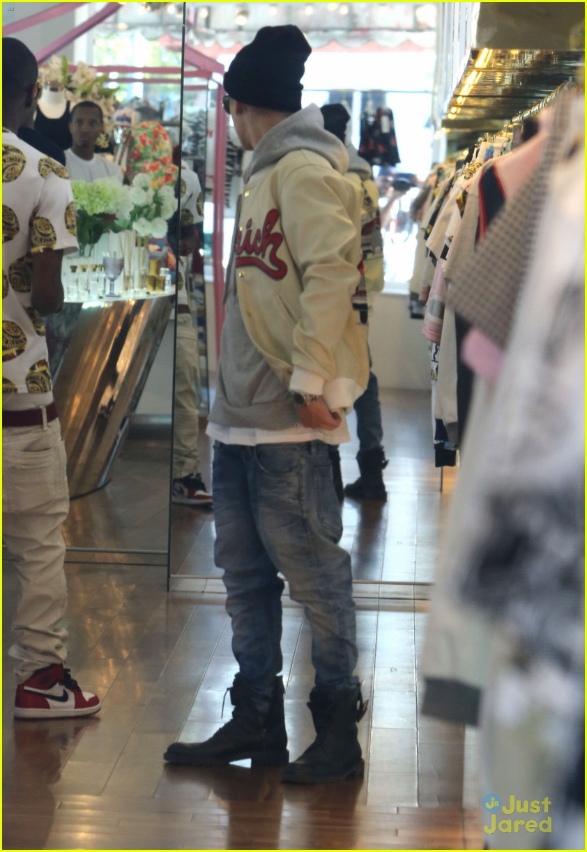 justin bieber attracts a mob of fans while out shopping 16