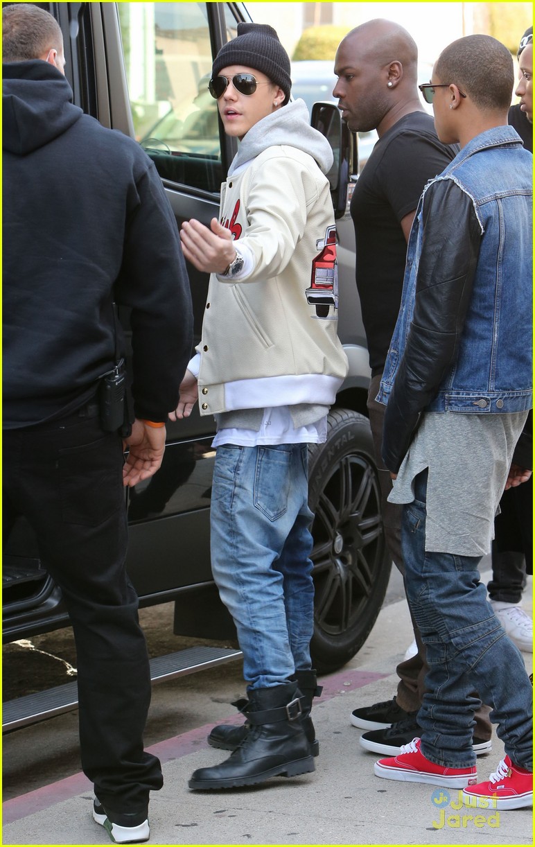 justin bieber attracts a mob of fans while out shopping 17