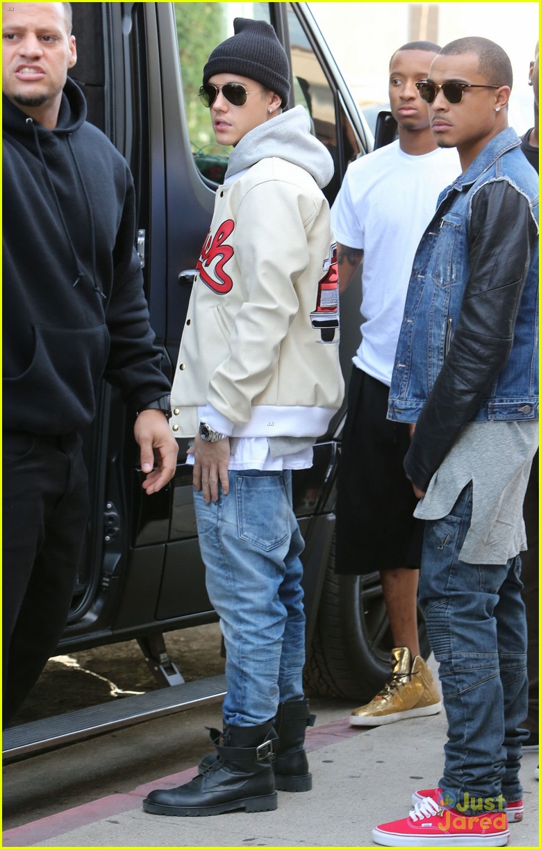 justin bieber attracts a mob of fans while out shopping 19