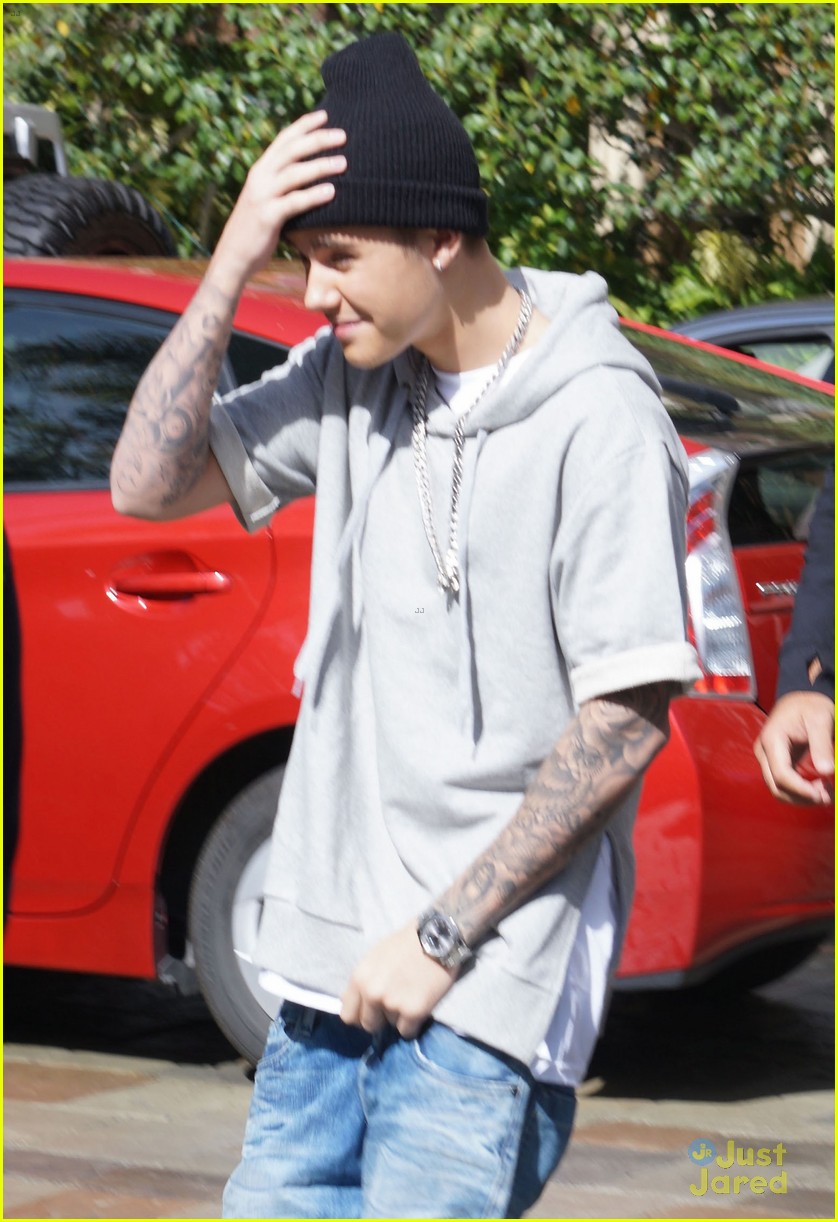 justin bieber attracts a mob of fans while out shopping 22