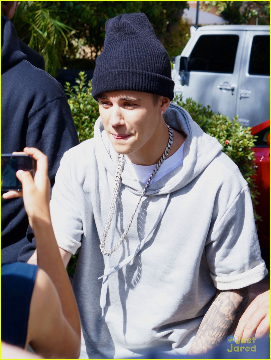 justin bieber attracts a mob of fans while out shopping 23