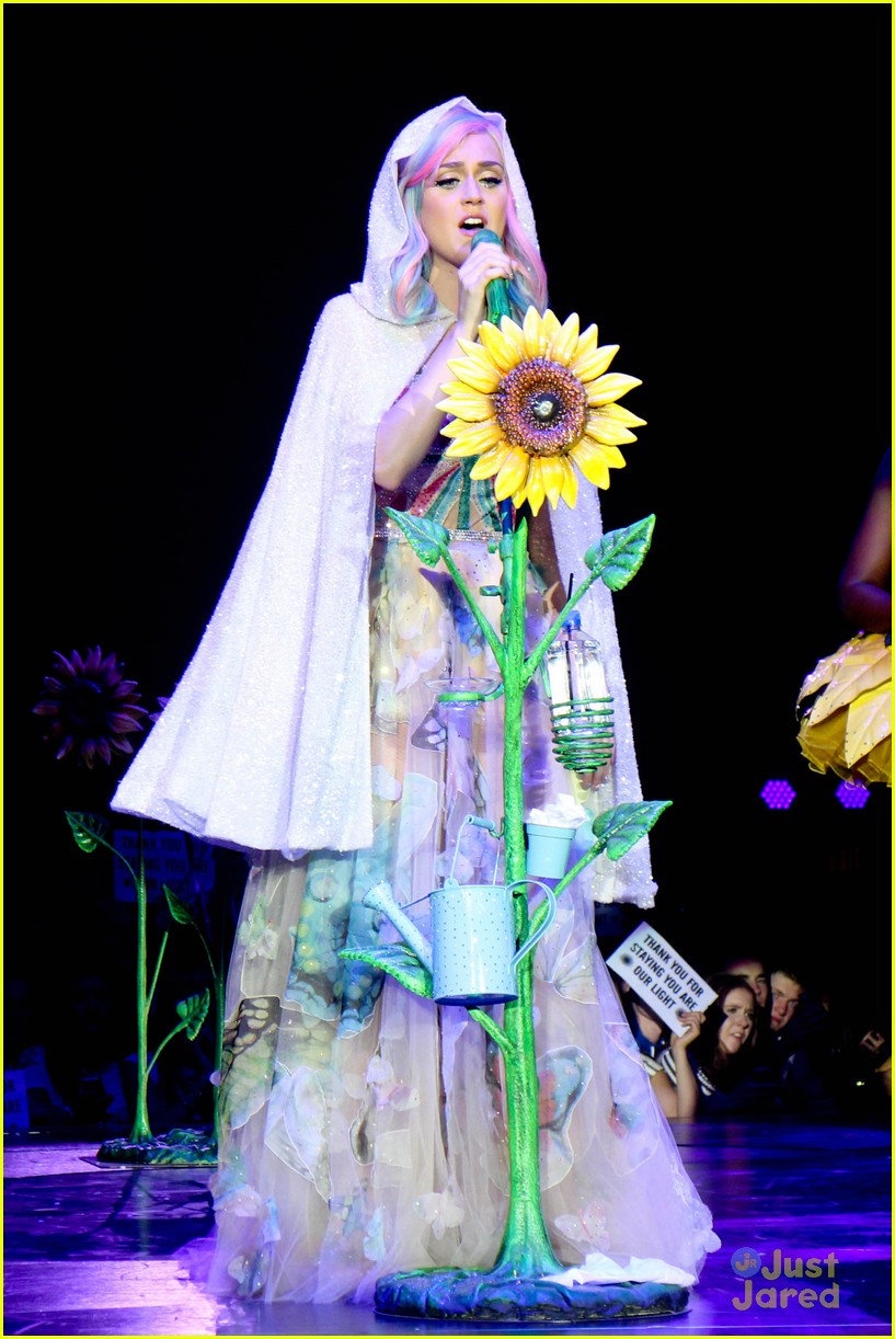 see all of katy perry crazy prismatic tour costumes here 01