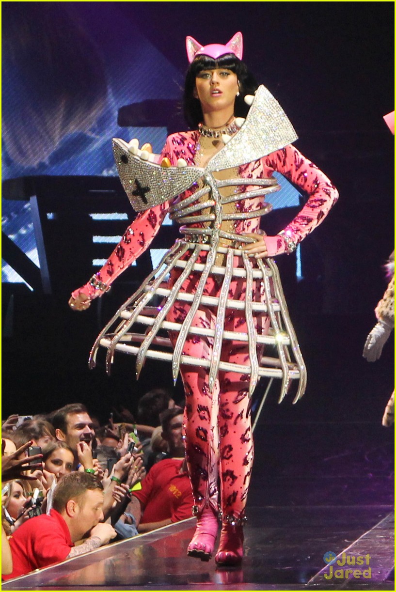 see all of katy perry crazy prismatic tour costumes here 03
