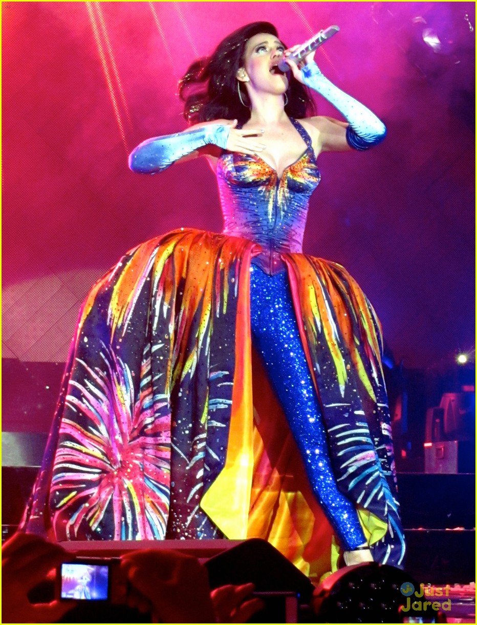 see all of katy perry crazy prismatic tour costumes here 05