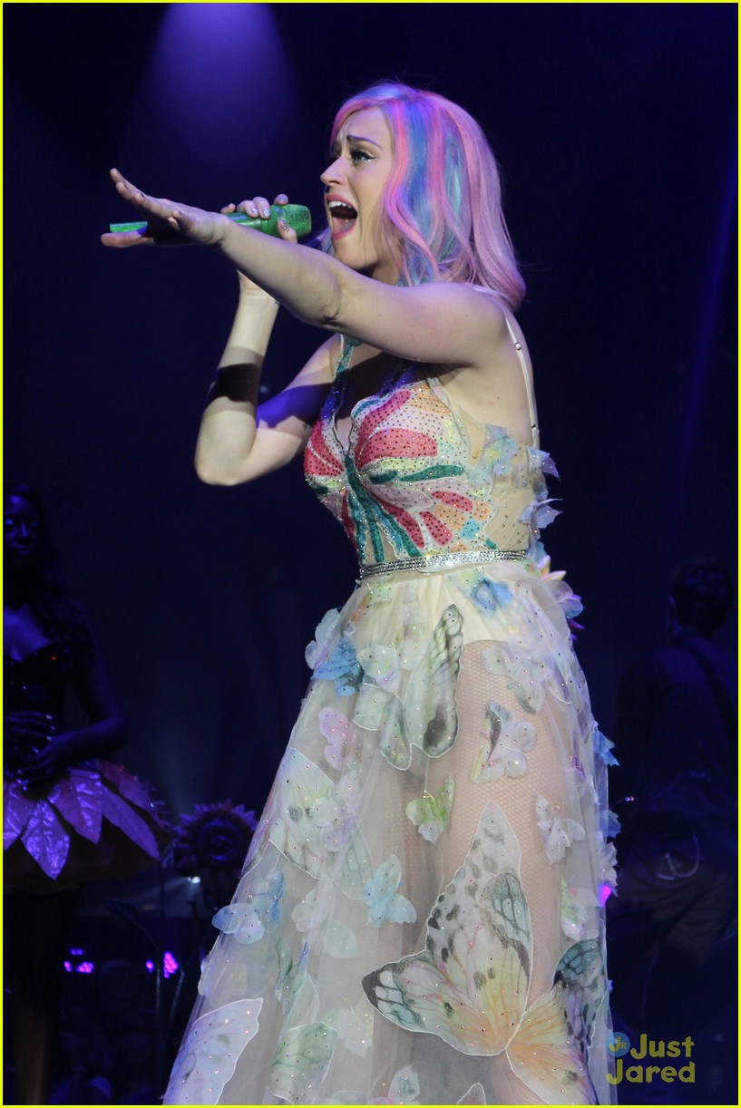 see all of katy perry crazy prismatic tour costumes here 12