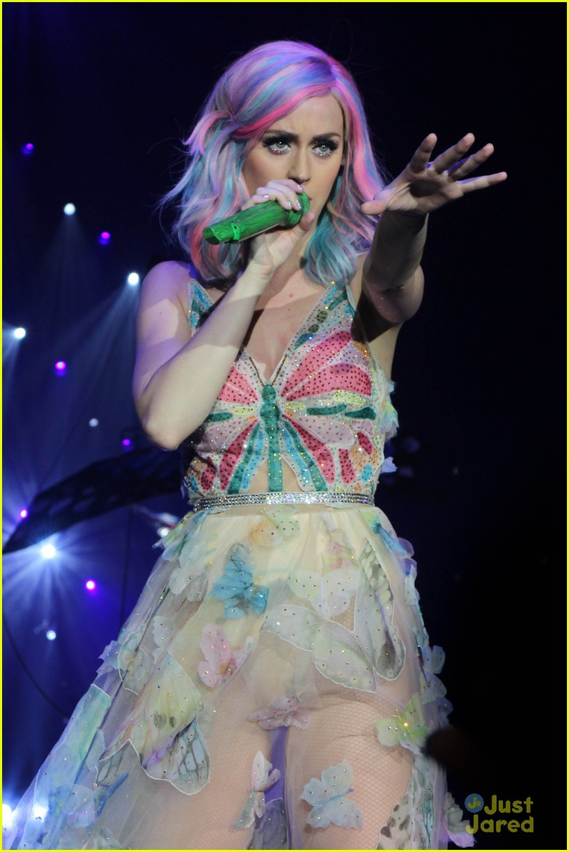 see all of katy perry crazy prismatic tour costumes here 13