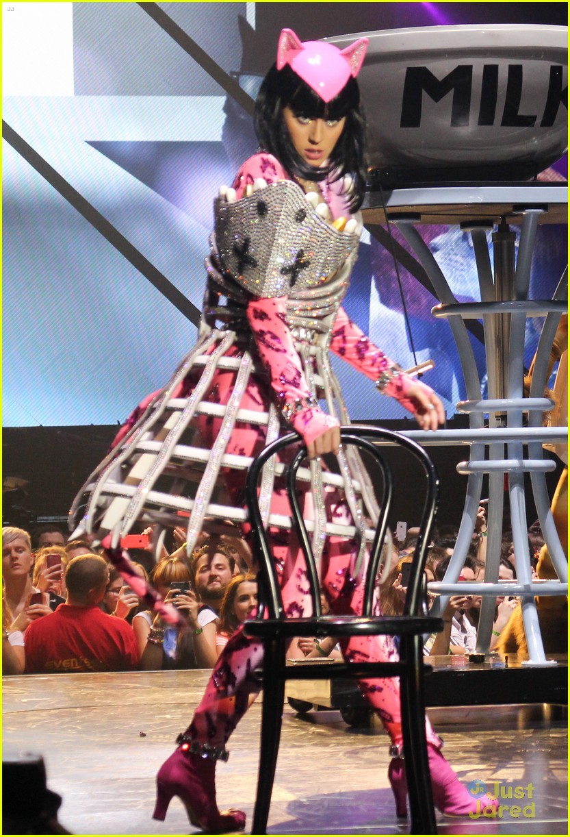 see all of katy perry crazy prismatic tour costumes here 15